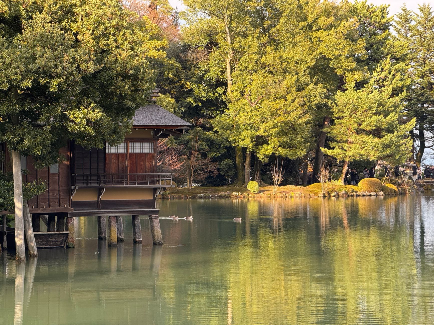 落ち着いた雰囲気の旅行ラウンジ